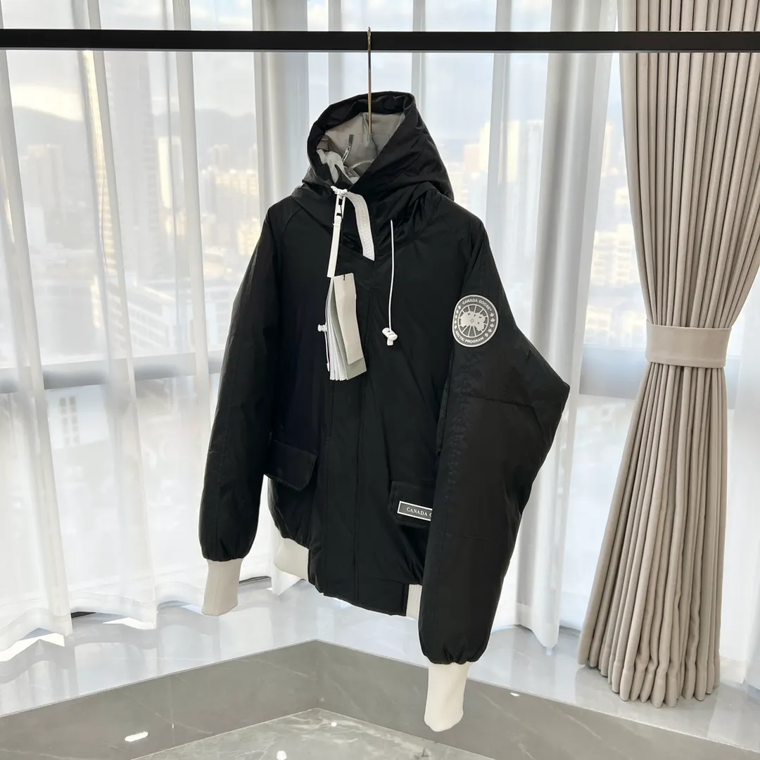 P780 𝗖𝗔𝗡𝗔𝗗𝗔 𝗚𝗢𝗢𝗦𝗘｜Canada Goose Glacier THE ICONS series Chilliwack bomber jacket 7999U1 Product color: black, white, dawn blue, pink, mood blue Size: S, M, L, XL, XXL Description: The Chilliwack bomber jacket was originally designed for pilots in the uninhabited areas of northern Canada. It is durable, warm and easy to move, which can meet the needs of pilots working in the Arctic waterways. Chilliwack's iconic style remains popular and is a popular jacket from Canada Goose. The Northern Lights capsule collection is reimagined in rich hues inspired by the stunning colors of Canada's north. The Glacial Haze capsule series is improved with an eye-catching and layered color series, giving people the feeling of being caught in the mist around icebergs and glaciers. Material list: 1⃣ Original custom-made double plain 9500-100% nylon nylon fabric 2⃣ Original YKK zipper, not a sub-factory product 3⃣ National standard 80% widely inspected white duck down, (ZP uses 80% white duck down/everything that boasts 90% is fake) Material analysis characteristics: 1⃣ Original factory/9500-100% nylon100% nylon Lurex yarn is actually 100% nylon. Nowadays, there are few pure ones. Most of them are mixed with cotton or polyester. Our top-quality original version is developed in accordance with ZP and uses the same material. 2⃣ As we all know, the original version uses 80% white duck down. The fill power refers to the cubic inches of volume occupied by each ounce (30 grams) of down under certain conditions. If one ounce of down occupies 500 cubic inches, the fill power of the down is 500. So we can simply understand it as: fill power is the volume of down, and the volume of down is fill power. The higher the fill power of down, it means that under the same filling amount, down can fix a larger volume of air layer to keep warm and insulate, so the warmth retention of down is better.